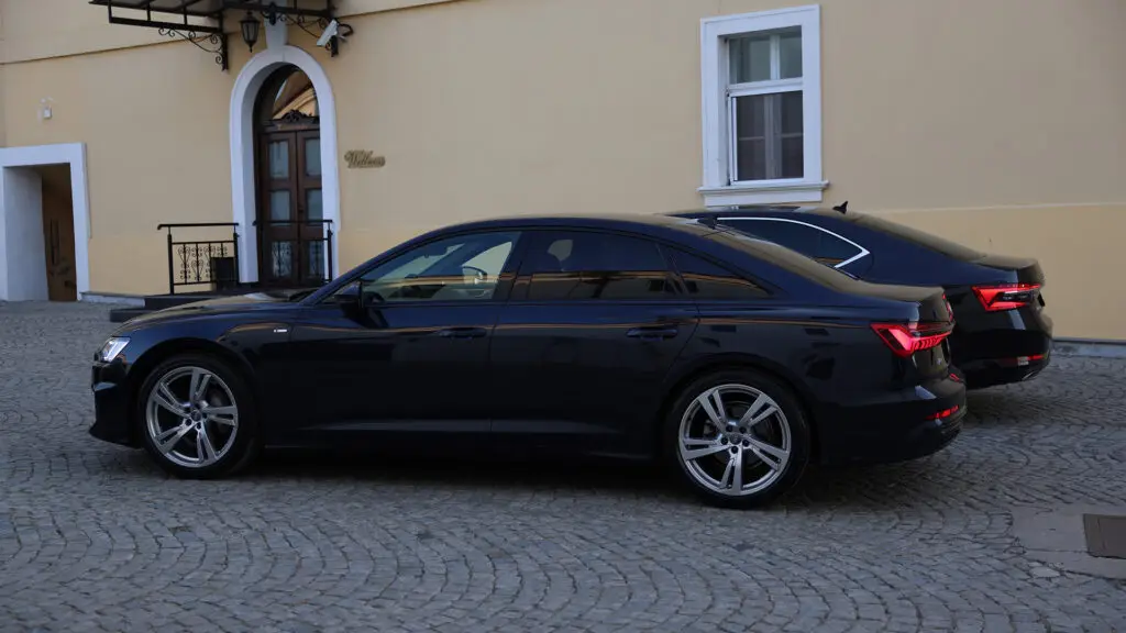 Audi A6 i Škoda Superb crni