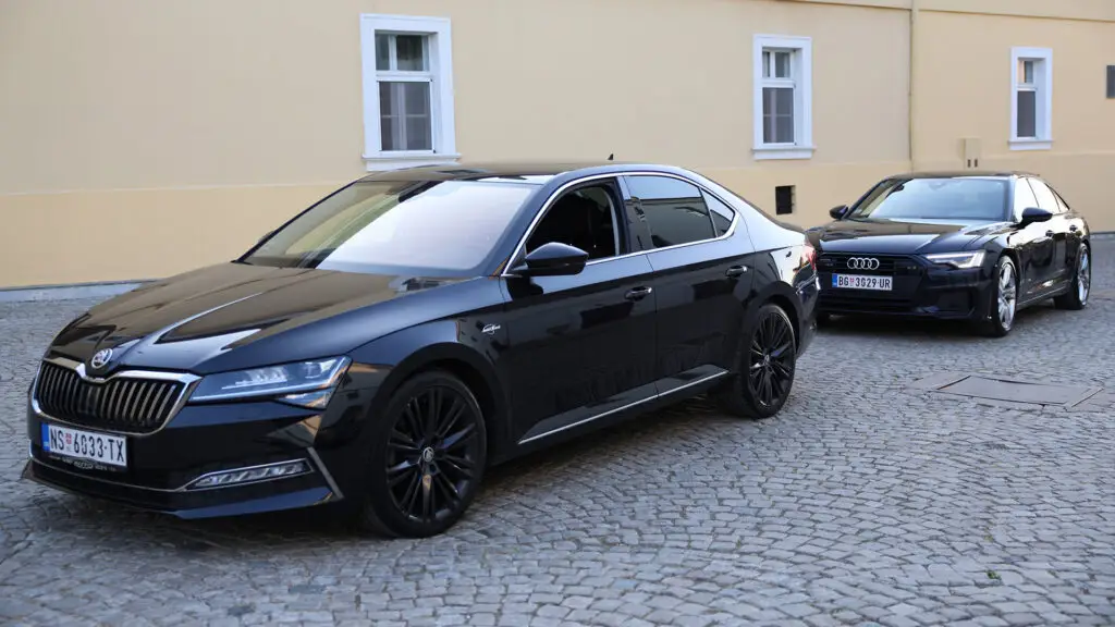 Audi A6 i Škoda Superb crni