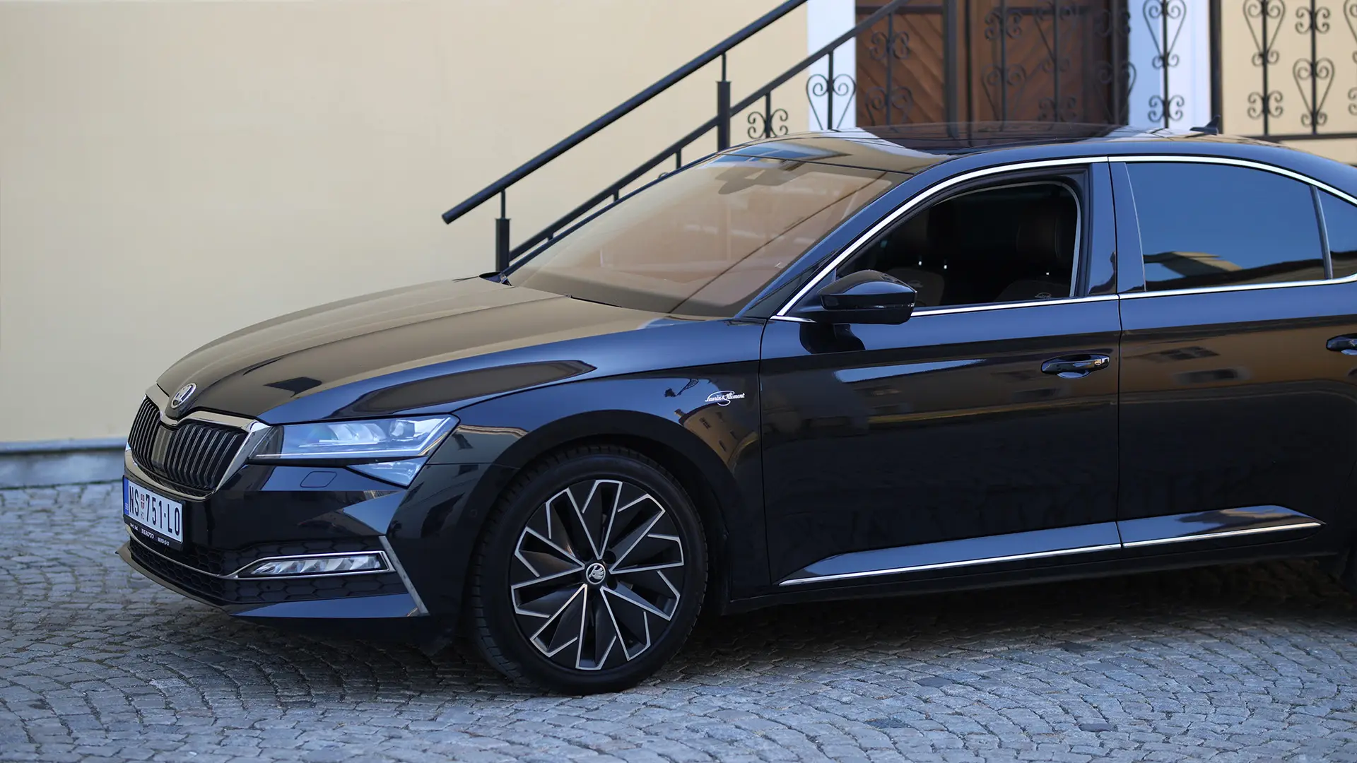 Početna Škoda Superb crna luksuzna